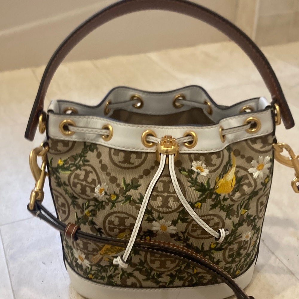 Elegant Floral Embroidered Mini Bucket Bag